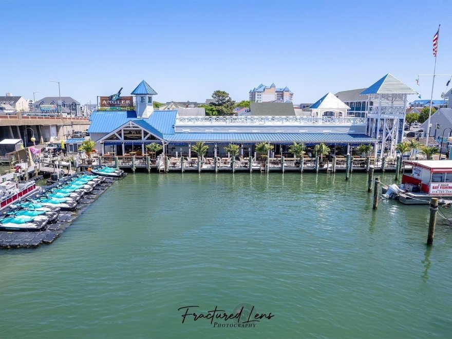 Under The Bridge Watersports - Jet Ski & Pontoon Boat Rentals