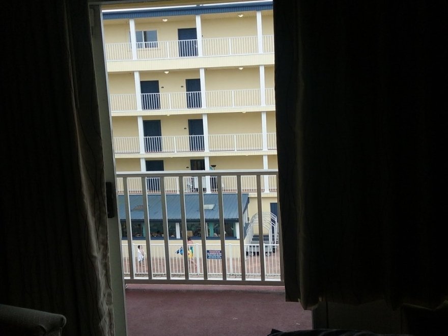 Satellite Breakfast Restaurant and Pool Bar