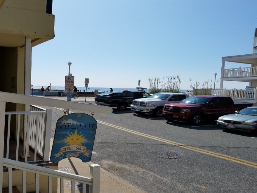 Satellite Breakfast Restaurant and Pool Bar