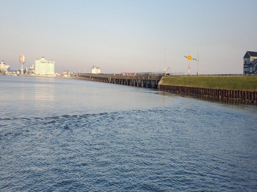 Hooper's Crab House & Sneaky Pete's