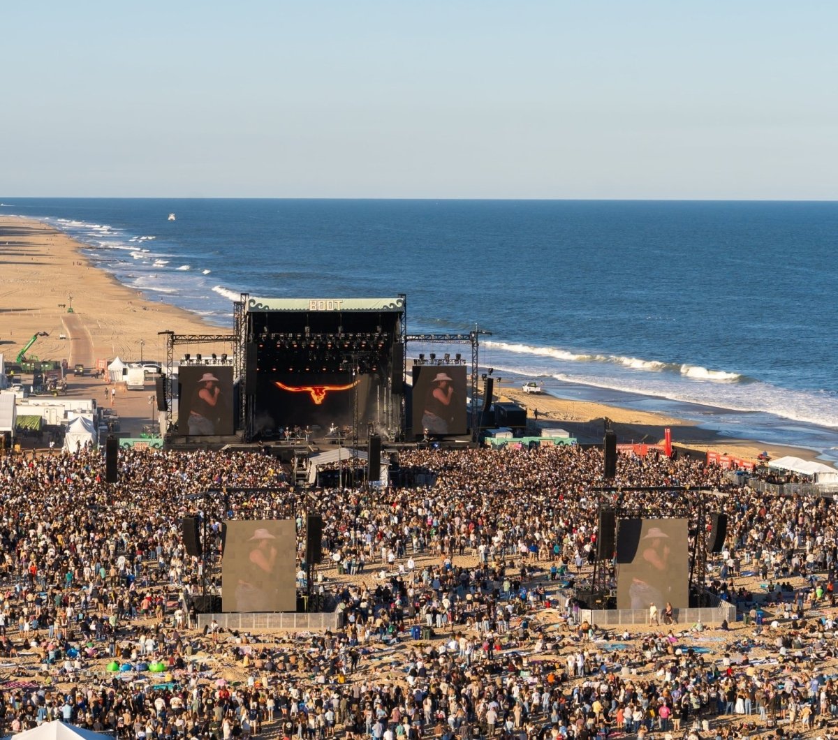 Country Calling Aerial of the crowd at Country Calling